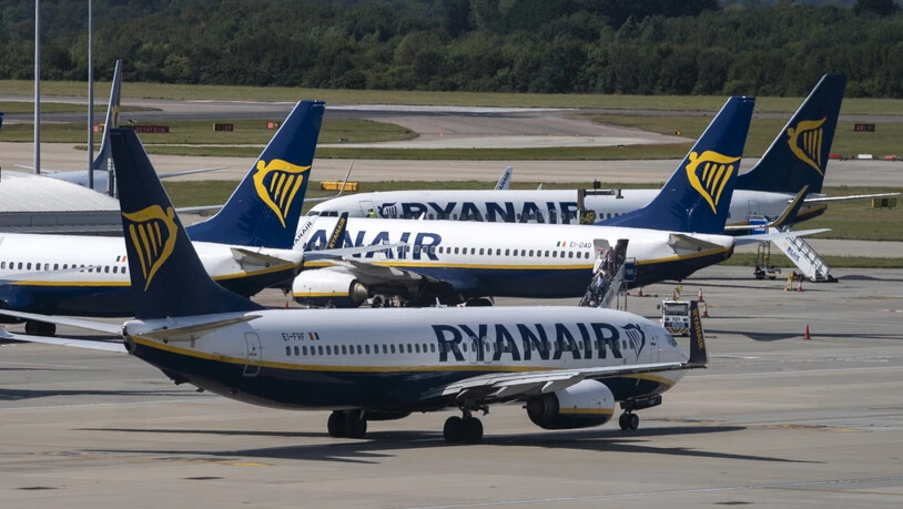 Der Billigflieger Ryanair drängt die Angestellten zu Lohnverzicht, um in der Corona-Krise möglichst viele Beschäftigte an Bord zu halten. (Archivbild)