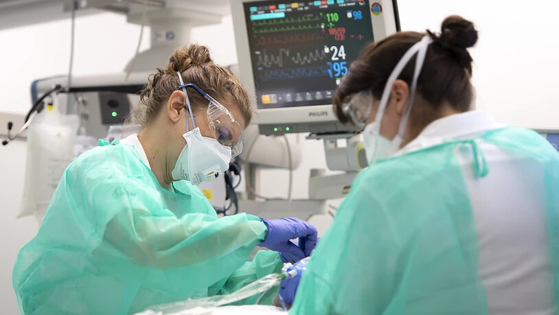Krankenpflegerinnen betreuen einen Covid-19-Patienten im Universitätsspital Lausanne (Archivbild).