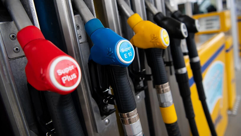 Der Bundesrat hat die Steuern auf Benzin und Dieselöl per Anfang 2021 erhöht. (Symbolbild)