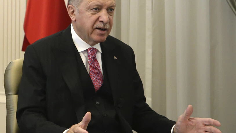 HANDOUT - Recep Tayyip Erdogan, Präsident der Türkei,  hat eine strenge Kontrolle von sozialen Medien angekündigt. Foto: -/Turkish Presidency/AP Pool/dpa - ACHTUNG: Nur zur redaktionellen Verwendung im Zusammenhang mit der aktuellen Berichterstattung und…