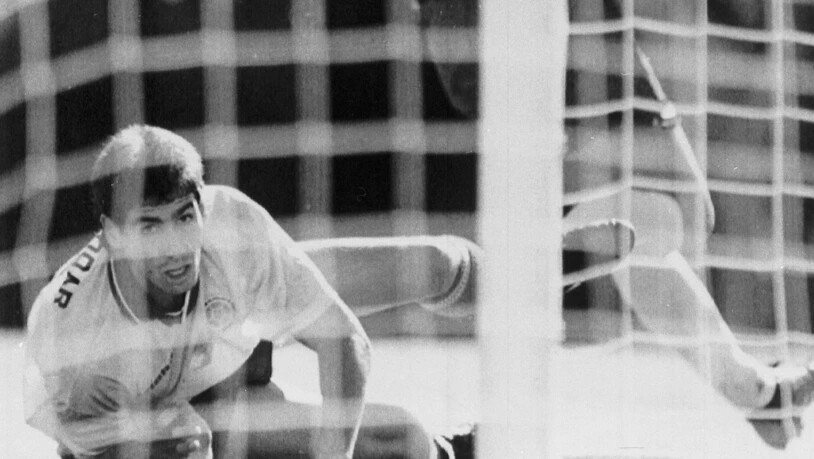 Andres Escobar schaut dem Ball hinterher: Soeben ist ihm das folgenschwere Eigentor gegen die USA unterlaufen