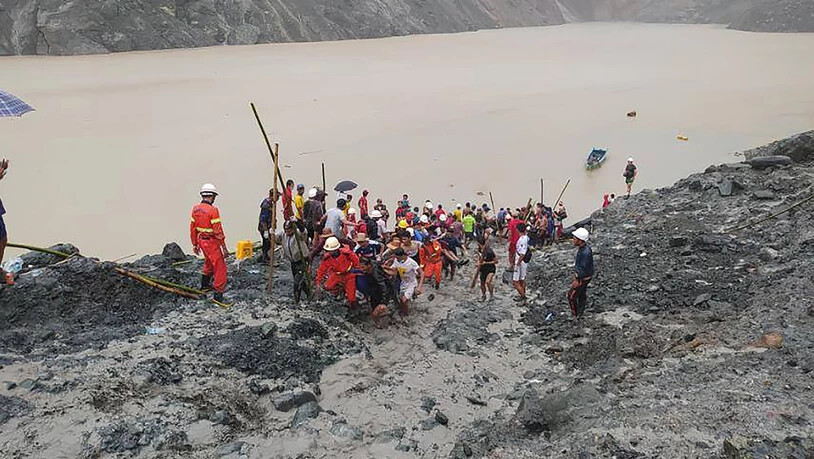 HANDOUT - Rettungskräfte sind nach einem Erdrutsch in einem Jade-Bergwerk im Einsatz. Mindestens 110 Arbeiter sind daei gestorben. Foto: Feuerwehr Myanmar/dpa - ACHTUNG: Nur zur redaktionellen Verwendung im Zusammenhang mit der aktuellen…