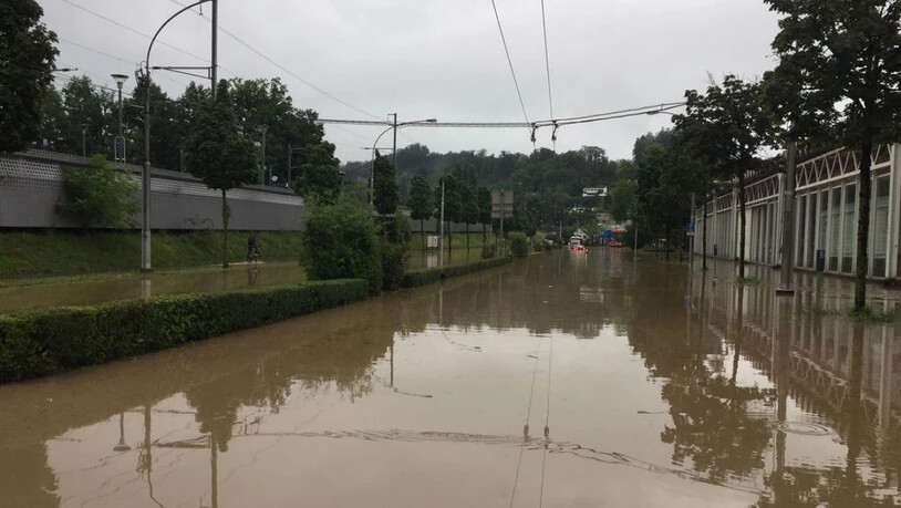 Die überschwemmte Haldenstrasse in Luzern.