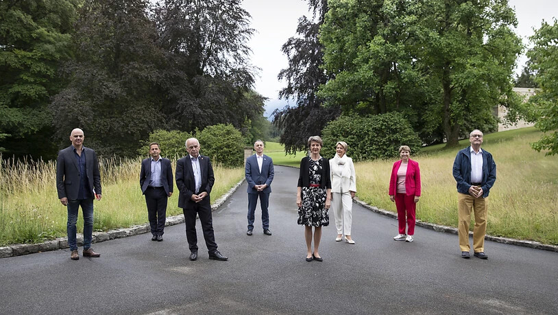 Abstand halten, auch beim Gruppenfoto: die Schweizer Landesregierung posiert auf ihrem Ausflug nach Rigggisberg für die Fotografen.