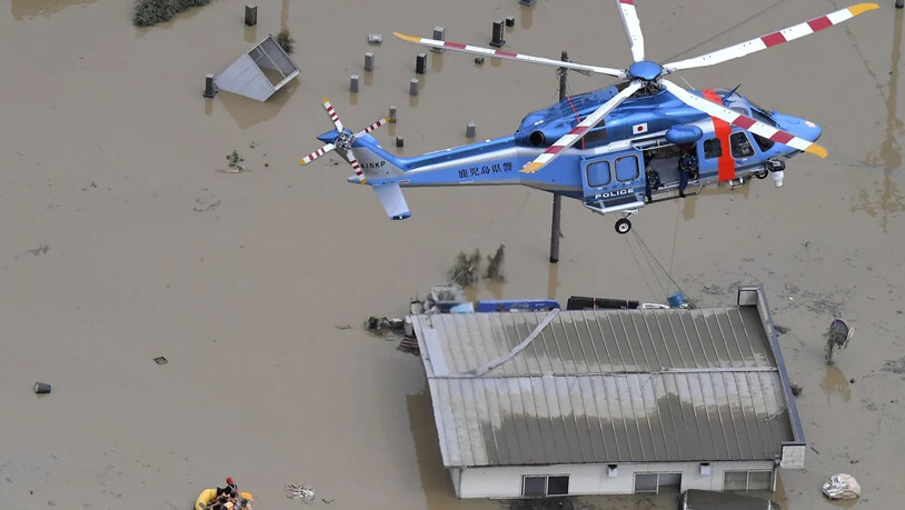 In mehreren Region Japans kam es nach starken Regenfällen zu schweren Überschwemmungen.