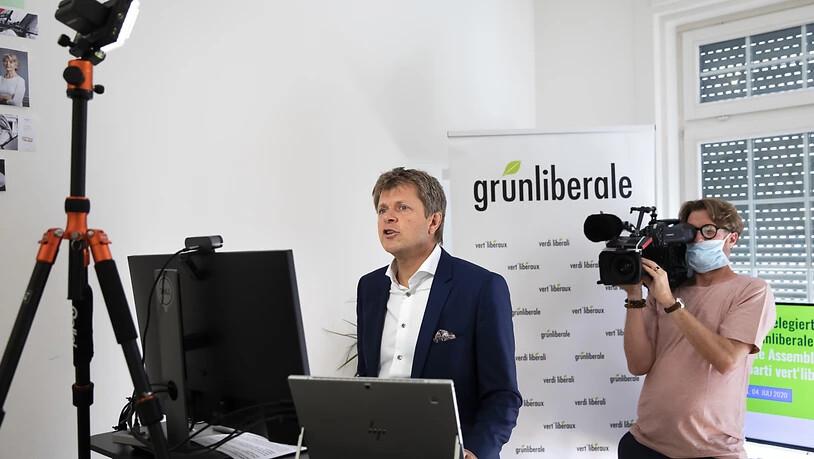 GLP-Präsident Jürg Grossen sprach während der digitalen Delegiertenversammlung über eine Webcam zu den Mitgliedern.