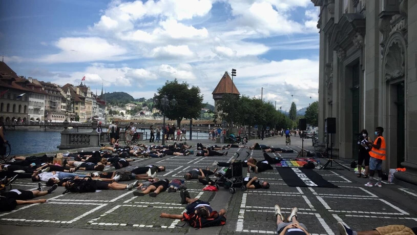 Auch in Luzern legten sich rund 50 Menschen während 8 Minuten und 46 Sekunden auf den Boden.