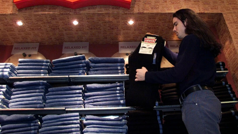 Der US-Jeans-Hersteller Levi Strauss ist wegen der Corona-Pandemie tief in die roten Zahlen gerutscht. (Archivbild)