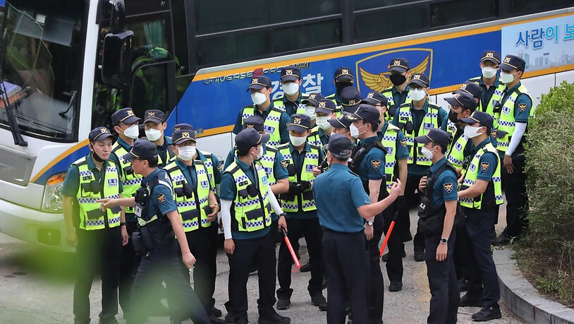 dpatopbilder - Polizeibeamte stehen in Seoul zusammen, um nach dem als vermisst gemeldeten Bürgermeister Park Won Soon zu suchen. Foto: Kim Ju-Sung/Yonhap/AP/dpa