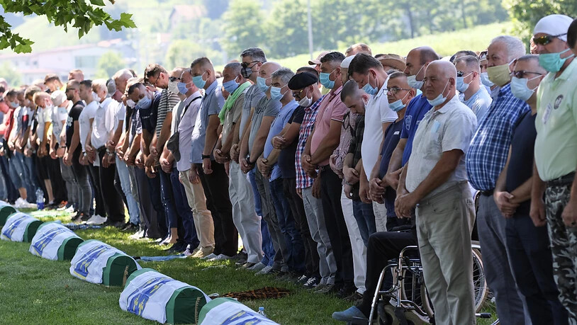 Die im Bosnienkrieg (1992-1995) verübte Gräueltat gilt als der erste Völkermord auf europäischem Boden seit dem Ende des Zweiten Weltkrieges 1945. Neun Opfer wurden erst kürzlich identifiziert.