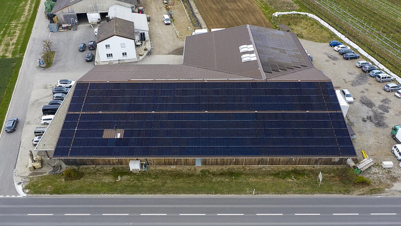 Fotovoltaik-Anlage auf dem Dach eines Hofladens in Rafz ZH. (Archivbild)