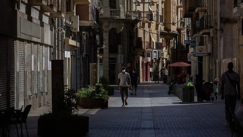 ARCHIV - Ein Mann mit Mundschutz geht durch die Innenstadt von Lleida. (zu dpa "Streit um Corona-Ausgehsperre in Katalonien spitzt sich zu") Foto: David Zorrakino/Europapress/dpa