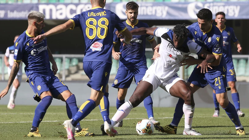 Für einmal kann sich Atalanta Bergamo nicht durchsetzen: Stürmer Duvan Zapata im Duell mit der Defensive von Hellas Verona
