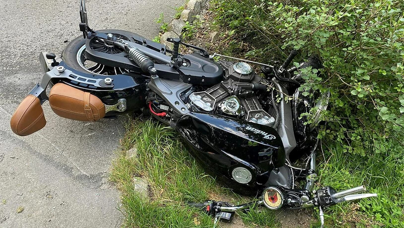 Der 43-jährige Lenker dieses schweren Motorrads erlitt bei der Frontalkollision mit einem Auto in Dottikon AG tödliche Verletzungen.