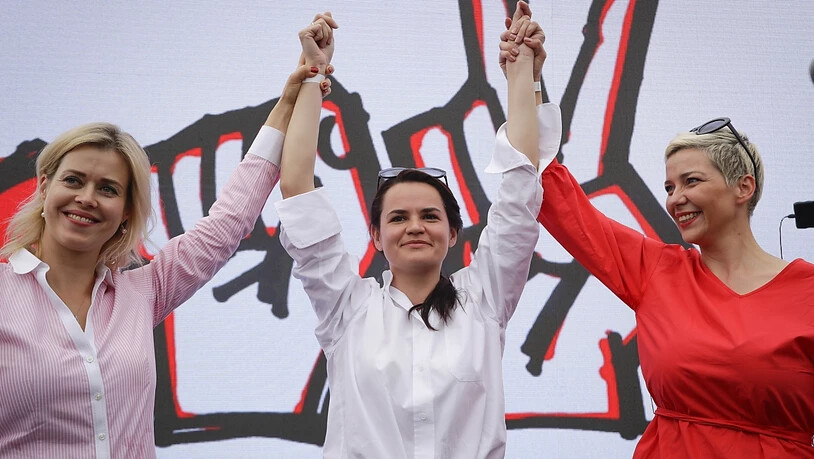 Maria Kolesnikowa, Swetlana Tichanowskaja und Veronika Zepkalo stehen bei einem Wahlkampfauftritt in der belarussischen Hauptstadt Minsk zur Unterstützung von Tichanowskaja. Foto: Sergei Grits/AP/dpa