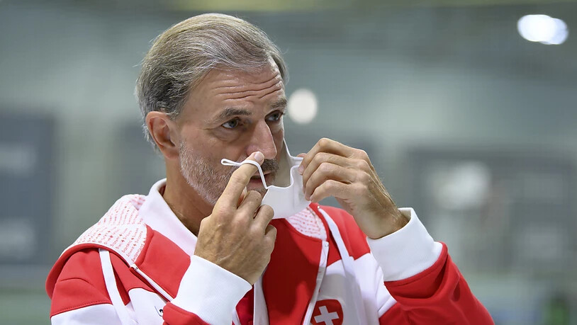 Der Schweizer Fed-Cup-Captain Heinz Günthardt macht es vor: In Biel waren Masken Pflicht, wenn man sich in der Halle bewegte