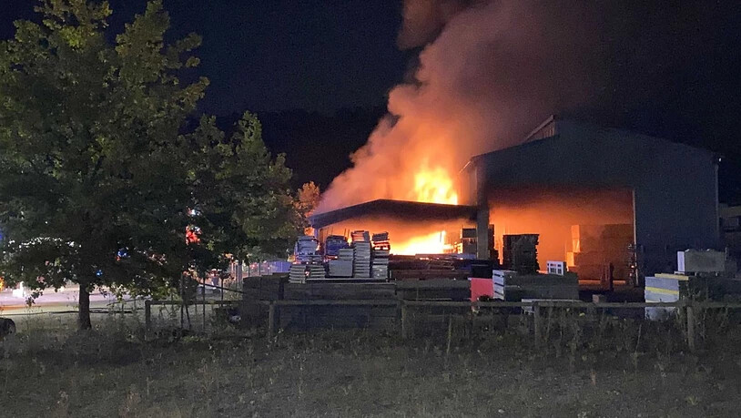 Bei einem Brand einer Lagerhalle in Laufenburg AG entstand am frühen Samstagmorgen grosser Sachschaden. Verletzt wurde niemand.