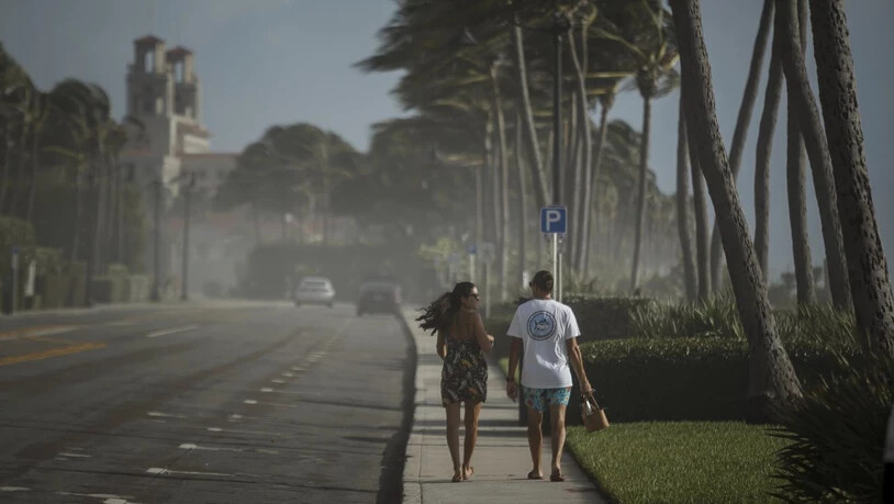 In Florida sind die ersten Ausläufer des Tropensturms "Isaias" bereits zu spüren.
