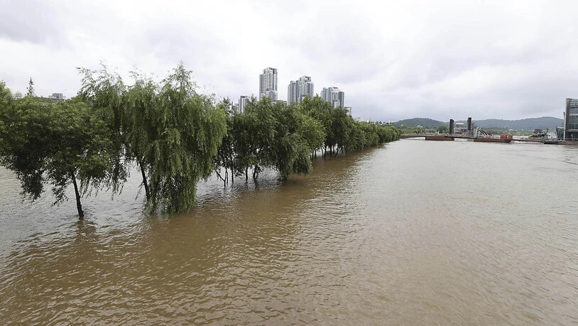 Ein Park in der Nähe des Flusses Hangang im südkoreanischen Seoul steht nach heftigen Regenfällen unter Wasser. Foto: Kim In-Chul/Yonhap/AP/dpa