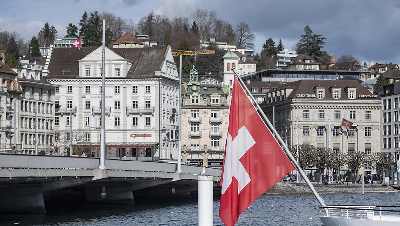 Die Coronakrise hat der Schweizer Hotellerie in der ersten Jahreshälfte einen historischen Rückgang beschert. Im Juni erholten sich die Zahlen aber wieder etwas. (Themenbild)