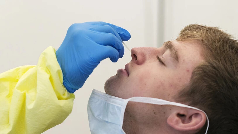 Ein Mann wird mit einem Nasenabstrich auf das Coronavirus getestet. (Symbolbild)
