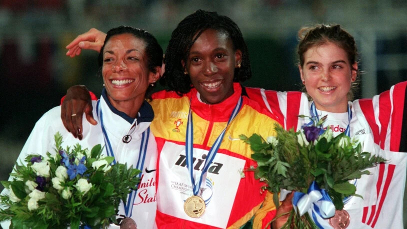 Anita Weyermann (rechts) auf dem WM-Podest über 1500 m in Athen neben Siegerin Carla Sacramento (Mitte) und der zweitklassierten Amerikanerin Regina Jacobs