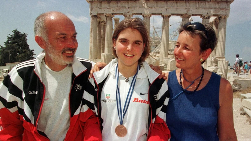Anita Weyermann am Tag nach dem Gewinn von WM-Bronze mit ihren Eltern Fritz und Theres auf der Akropolis in Athen