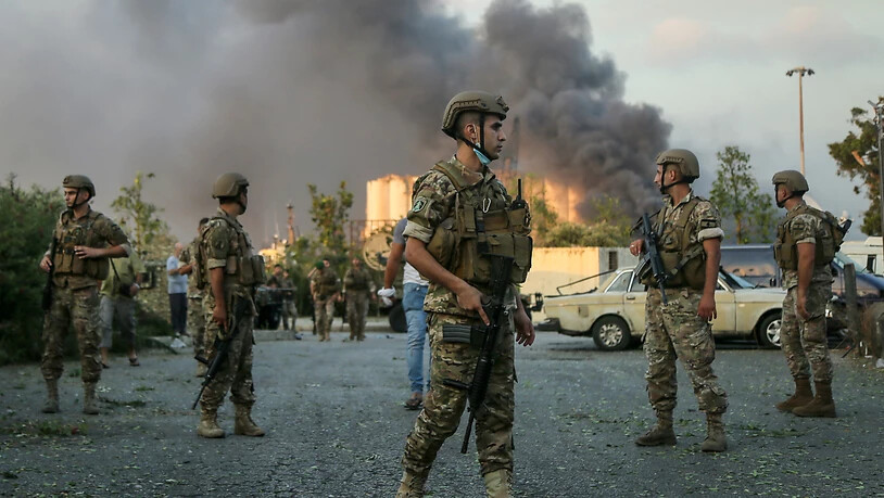 Soldaten stehen in der Nähe des Ortes einer Explosion am Hafen von Beirut. Foto: Marwan Naamani/dpa