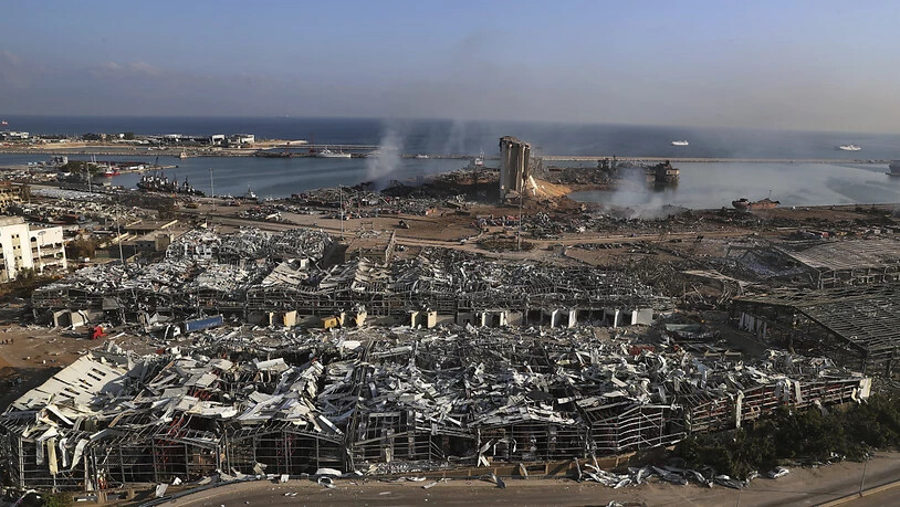 Blick über den Schauplatz der Explosion im Hafen von Beirut. Foto: Bilal Hussein/AP/dpa