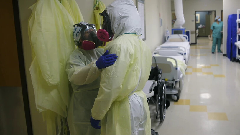 Medizinische Mitarbeiter von DHR Health in McAllen (Texas) in einer Einrichtung zur Betreuung von Covid-19-Patienten. Foto: Eric Gay/AP/dpa