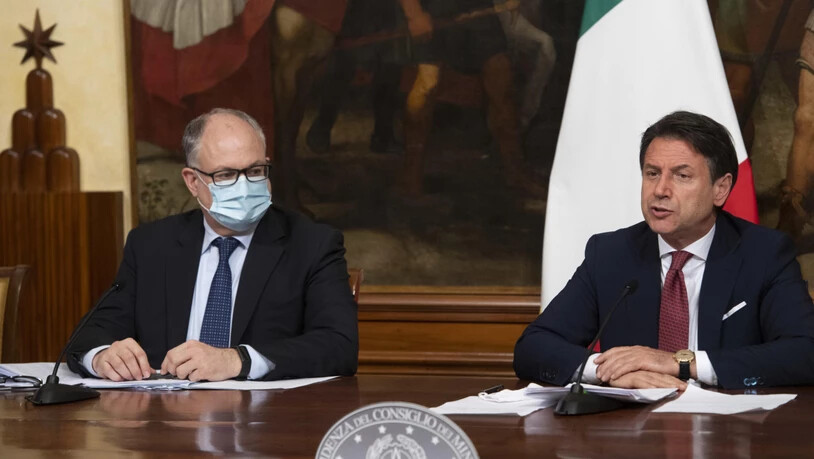 Italiens Regierungschef Guiseppe Conte (rechts) und Wirtschaftsminister Roberto Gualtieri kündigten am Freitagabend an, dass die Anti-Corona-Massnahmen bis 7. September verlängert werden.