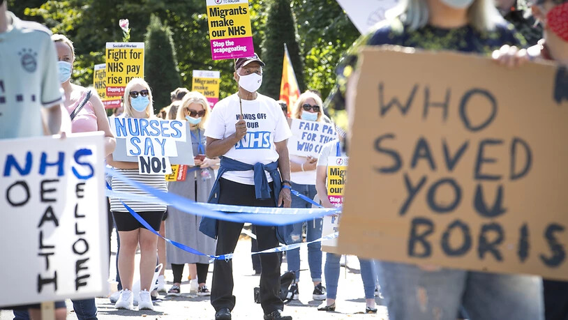 Beschäftigte des Nationalen Gesundheitsdienstes demonstrieren und kritisieren die britische Regierung - hier in Glasgow. Foto: Jane Barlow/PA Wire/dpa