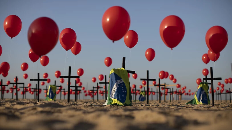 Die Nichtregierungsorganisation «Rio de Paz» platzierte zum Gedenken der Opfer der Covid-19-Pandemie 1000 rote Luftballons und 100 Kreuze am Strand der Copacabana. Die Zahl der Todesopfer des Coronavirus ist in Brasilien auf mehr als 100 000 gestiegen…