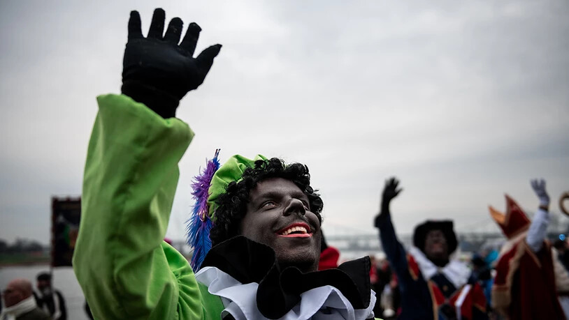 ARCHIV - Der Sinterklaas (Nikolaus) aus Venlo kommt mit mehreren «Zwarten Piets» (Schwarze Peter) im Gefolge mit dem Boot an. «Blackface» und Behauptungen über eine jüdische Kontrolle der Welt sollen bei Facebook künftig gelöscht werden. Foto: Fabian…