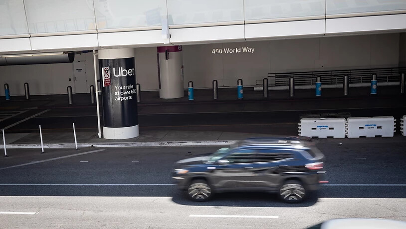 Dieses Bild könnte nach einer Betriebseinstellung von Uber in Kalifornien zum Normalzustand werden: Leere Einsteigezone von Uber am Flughafen von Los Angeles. (Archivbild)