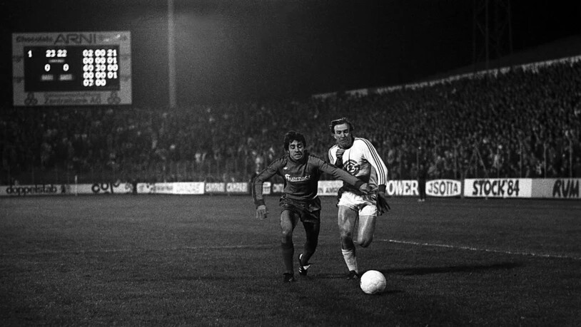 Günter Netzer (rechts) mit GC in einem Flutlichtspiel im "Joggeli". Hier wehrt er sich gegen Basels Otto Demarmels