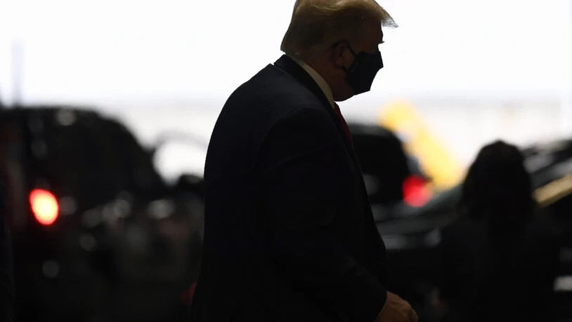 Donald Trump, Präsident der USA, steigt mit einem Mundschutz aus seinem Fahrzeug und macht sich auf den Weg zu seinem jüngeren Bruder Robert, der in New York ins Krankenhaus eingeliefert wurde. Foto: Susan Walsh/AP/dpa
