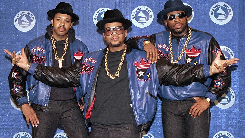 ARCHIV - Die Rap-Gruppe Run-DMC: Joseph «Run» Simmons (L-r), Darryl «DMC» McDaniels und Jason Mizell «Jam Master Jay», treffen 1988 zur 31. Verleihung der Grammy Awards ein. Foto: Mark Lennihan/AP/dpa
