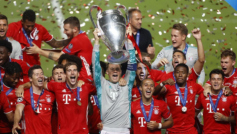 Captain Manuel Neuer stemmt den "Henkelpott" - die Bayern die wichtigste Trophäe im Klubfussball zum sechsten Mal