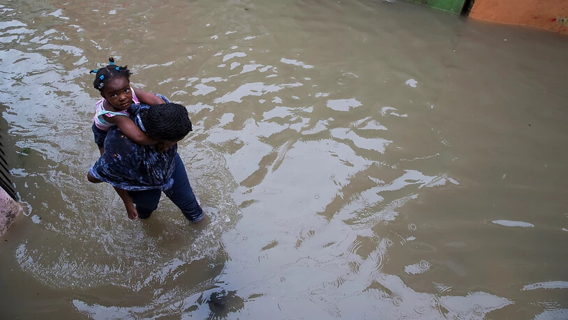 Der Tropensturm "Laura" hat in der Dominikanischen Republik zahlreiche Strassen unter Wasser gesetzt.