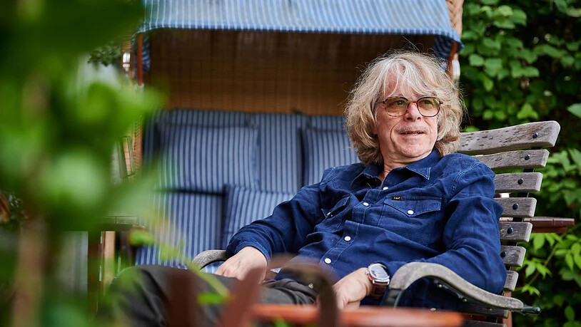 dpatopbilder - Helge Schneider, Musiker und Komiker, sitzt auf der Terrasse seiner Wohnung. Am 30.08.2020 wird Helge Schneider 65 Jahre alt. Foto: Bernd Thissen/dpa
