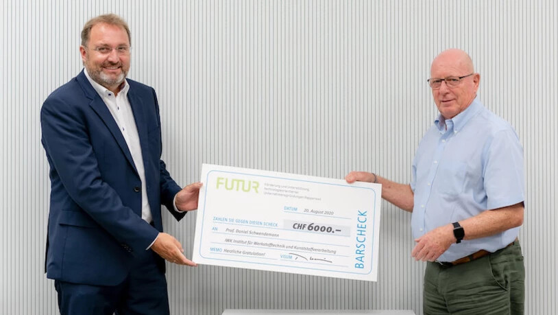 6000 Franken für biologisch abbaubare Kaffeebecher: Futur-Stiftungsratspräsident Thomas Schmidheiny (rechts) mit Preisträger Daniel Schwendemann.