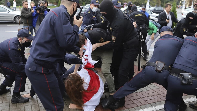 Polizisten nehmen bei einem Protest in der belarussischen Hauptstadt Minsk einen Demonstranten fest. Foto: Uncredited/AP/dpa