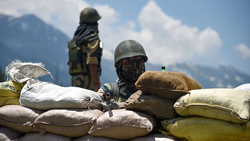 ARCHIV - Soldaten der indischen Grenztruppen halten Wache. Gut zwei Monate nach den tödlichen Zusammenstößen zwischen Soldaten Indiens und Chinas gibt es neue Spannungen. Foto: Idrees Abbas/SOPA Images via ZUMA Wire/dpa
