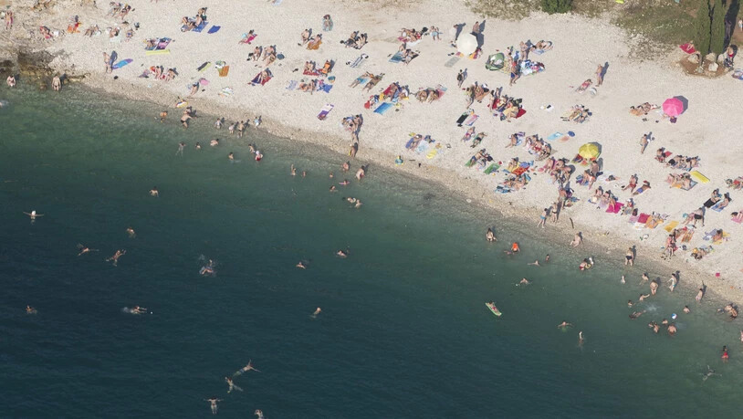 Ab Montag müssen Rückkehrerinnen und Rückkehrer aus Kroation in Quarantäne: Strand an der Adria in Pula.