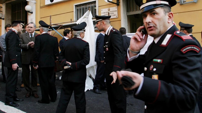 Italienische Carabinieri sind auf der Suche nach einem entflohenen Mörder. (Symbolbild)