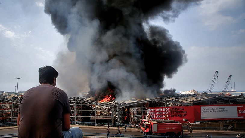 Mehr als einen Monat nach der verheerenden Explosion in Beirut ist im Hafen der libanesischen Hauptstadt erneut ein großes Feuer ausgebrochen. Foto: Marwan Naamani/dpa
