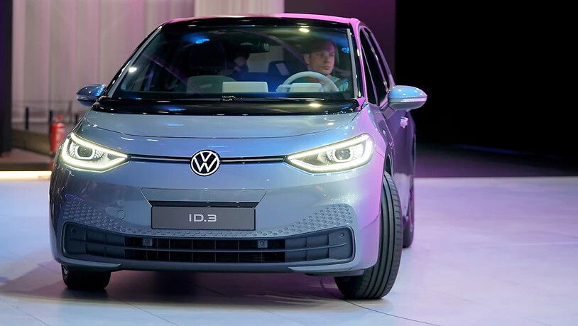 Nach einigen Wochen Verspätung hat Volkswagen jetzt die ersten Exemplare seines absehbar wichtigsten Modells ID.3 auf den Markt gebracht. (Archivbild)