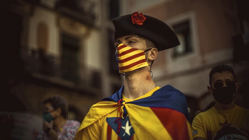 Ein Mann trägt eine Maske mit den Farben der katalanischen Unabhängigkeitsflagge in Barcelona. Seit 1714 begehen die Katalanen jedes Jahr am 11.09. ihren Nationalfeiertag - die «Diada». Foto: Matthias Oesterle/ZUMA Wire/dpa