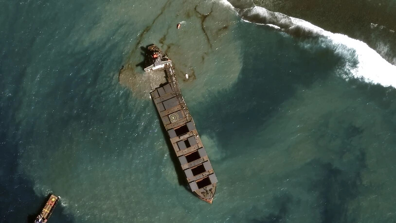 HANDOUT - Der Frachter «Wakashio» war am 25. Juli 2020 auf einem Korallenriff auf Grund gelaufen. Nachdem ein Tank gerissen war, strömten rund 1000 Tonnen Treibstoff in die Lagune vor Pointe d'Esny. Die Regierung spricht vom schlimmsten ökologischen…